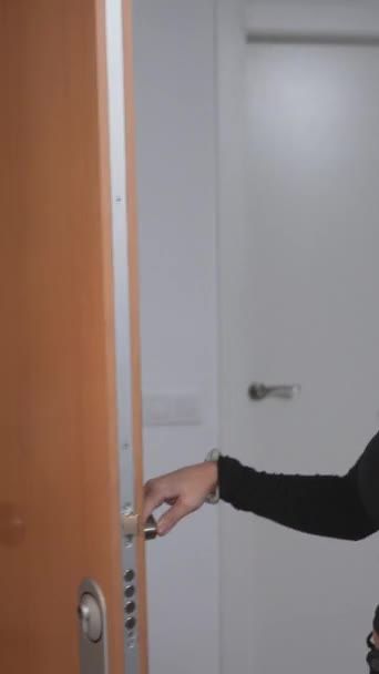 Kolombiyalı Kadın Kapıyı Açar Hoş Geldin Der Arkadaşına Sarılır Orta — Stok video