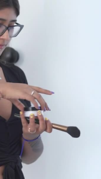 Genç Kızlar Yatak Odasında Makyaj Yapıyor Cadılar Bayramı Için Hazırlanıyor — Stok video