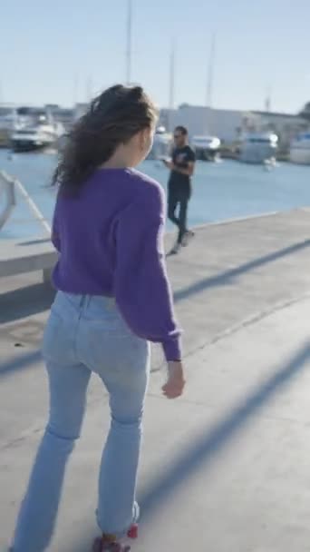 Eenzame Donkerharige Meisje Rolschaatsen Het Zonlicht Door Boten Haven Fullhd — Stockvideo