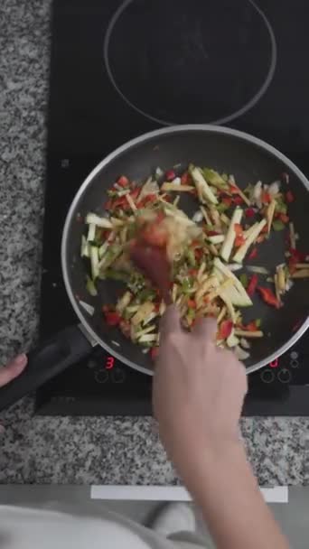 Elektrikli Fırın Kullanan Sağlıklı Sebze Yemeği Pişiren Bir Insanın Iyi — Stok video