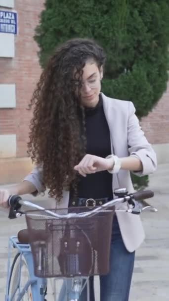 Fille Marocaine Ayant Des Cheveux Longs Bouclés Avec Vélo Regarde — Video