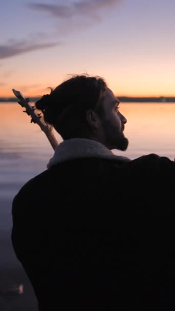 Испанский Бородатый Гитарист Фотографирует Себя Гитарой Закате Озера Торревьеха Пинк — стоковое видео