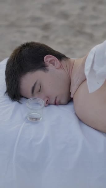Чоловік Спить Під Час Масажу Пляжі Концепція Догляду Здоров Fullhd — стокове відео