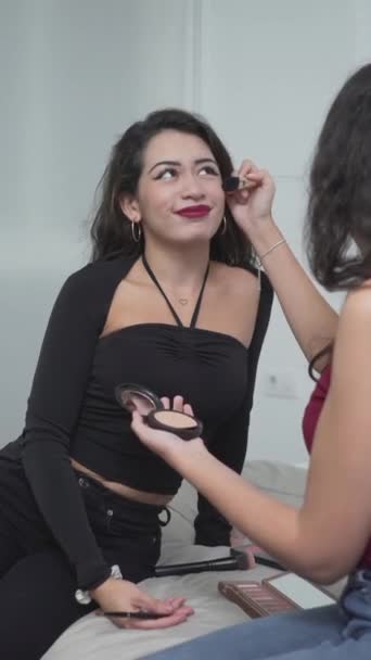 Mujer Aplicando Maquillaje Chicas Amigos Cara Habitación Preparándose Para Fiesta — Vídeos de Stock