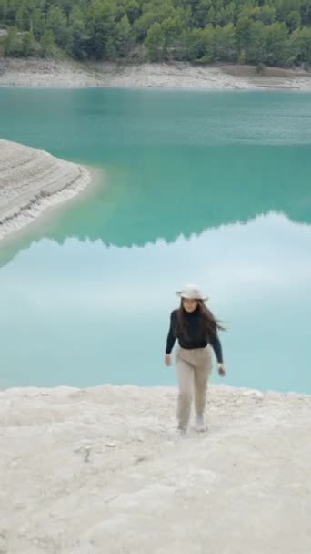 Dziewczyna Kapeluszu Odchodzi Pięknego Jeziora Guadalest Hiszpania Vertical Video — Wideo stockowe
