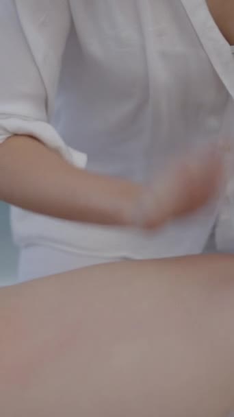 癒し療法セッションで彼女のクライアントに彼女の指を打つ顔のないマッサージ師のクローズアップ Fullhd垂直ビデオ — ストック動画