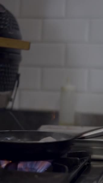 Крупним Планом Вид Шеф Кухаря Фламінгує Їжу Кухні Ресторану Обличчя — стокове відео