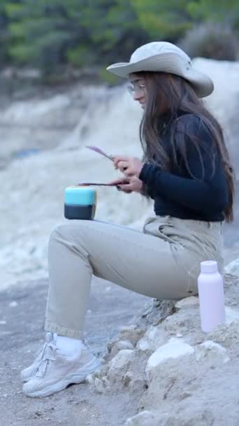 Szczęśliwa Młoda Kobieta Siedzi Zewnątrz Bębnów Pudełku Naczyniami Pionowe Wideo — Wideo stockowe