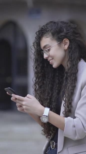 Glada Marockanska Flicka Ler Medan Sms Hennes Smartphone Utomhus Sidovy — Stockvideo