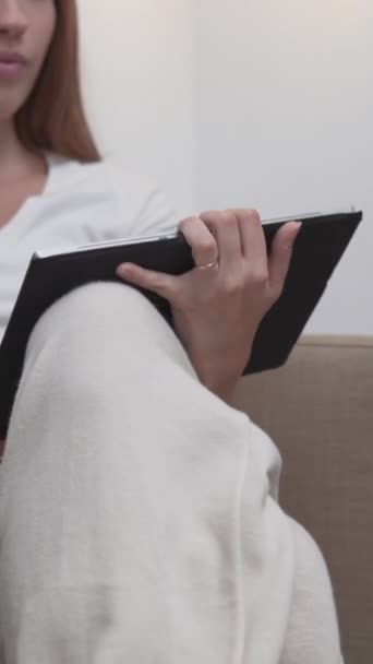 Image Recadrée Une Femme Naviguant Sur Tablette Maison Plan Moyen — Video