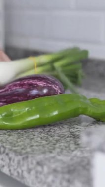 Market poşetinde sebze taşıyan kadın marketten yeni geldi. İzleme - Dikey