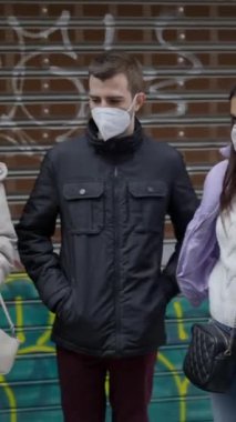 Sihirbaz adam kartlarla sokak sihirbazlığı numarası yapıyor. - FullHD dikey video