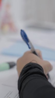 İnternetten ders izleyen ve evden ders çalışan genç bir öğrenci. Genç bir kadın bilgisayar ekranına bakarken video görüşmesinde profesörün matematik çalışmasını izliyor. Kız öğrenci evden ders çalışıyor. -