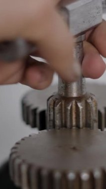 Kuyumcu eliyle yapılmış Rolling Mill Machine Lever 'ın Kapanışı. Atölyede Evcil Hayvan Mücevheri Yapımı FullHD Dikey Video