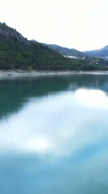 İspanya 'da taşlı göl ve dağlarda öpüşen çiftin hava saldırısı - dikey video