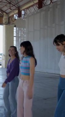 Açık havada paten kayan üç mutlu kızın yakın çekim görüntüsü.