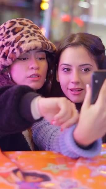 Valencia Funfair Dva Přátelé Fotit Selfie Chytrými Telefony Sedí Horské — Stock video
