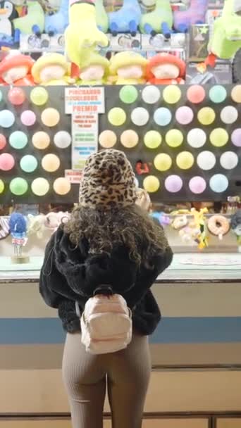 Girl Γυρίσματα Βελάκια Πολύχρωμα Μπαλόνια Στη Βαλένθια Funfair Πίσω Όψη — Αρχείο Βίντεο