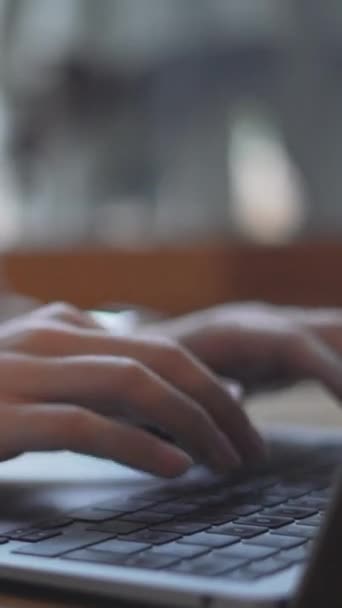 Laptop Bilgisayarında Sıcak Kahveyle Yazı Yazan Kız Kapat Dikey — Stok video