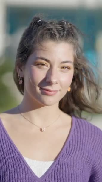 Nahaufnahme Eines Dunkelhaarigen Teenagers Lila Top Freien Fullhd Vertikales Video — Stockvideo