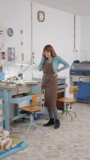 Jeune Femme Entrepreneure Parlant Sur Son Smartphone Intérieur Boutique Chien — Video