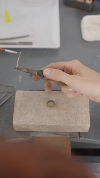 Jeweler Working Her Workshop Close Fullhd Vertikální Video — Stock video