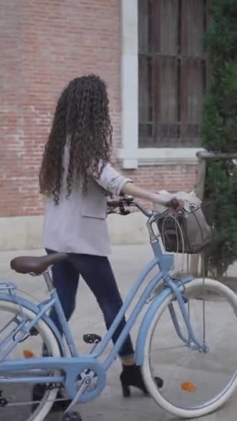 Bisikletli Kıvırcık Saçlı Bayan Şehir Parkının Yan Sokağında Yürüyor Zleme — Stok video
