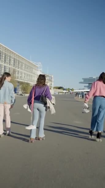 Drie Meisjes Rolschaatsen Weg Door Het Water Terwijl Hun Schoenen — Stockvideo