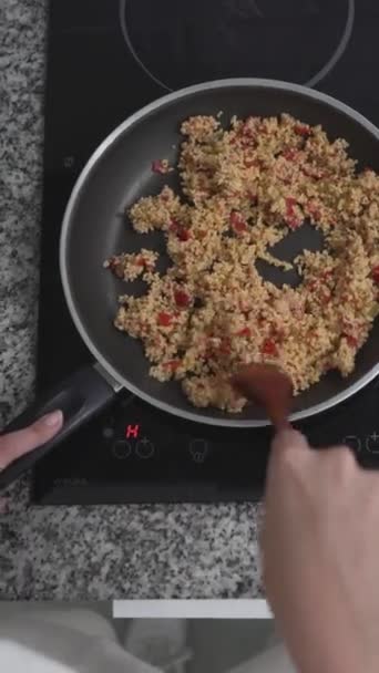 Osoba Gotowanie Zdrowy Brązowy Ryż Posiłek Przy Użyciu Kuchenki Elektrycznej — Wideo stockowe