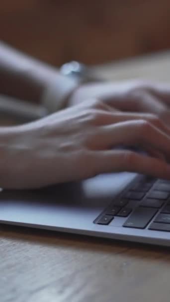 Nternet Interneti Araştıran Kadını Evden Çalışıyor — Stok video