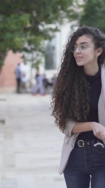 Милая Марокканская Девушка Прогуливающаяся Парку Велосипеде Medium Shot Vertical — стоковое видео