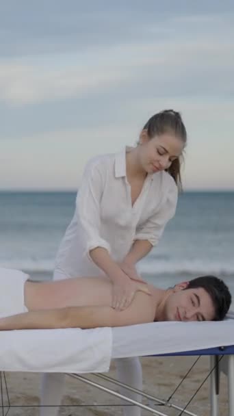 Professionele Masseuse Geeft Therapeutische Massage Aan Mannelijke Cliënt Ontspannen Welzijn — Stockvideo