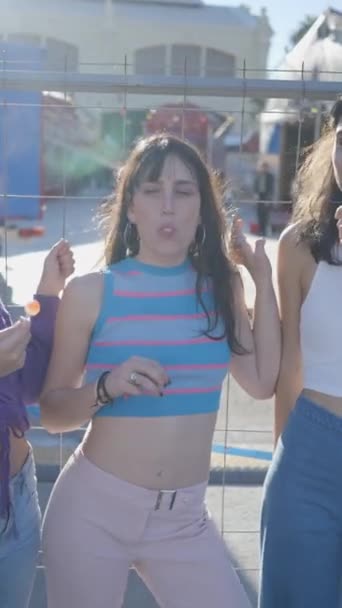 Tres Chicas Felices Con Piruletas Pie Bromear Con Valla Metal — Vídeo de stock