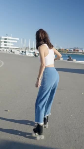 Chica Solitaria Jeans Patines Blancos Por Puerto Luz Del Sol — Vídeo de stock