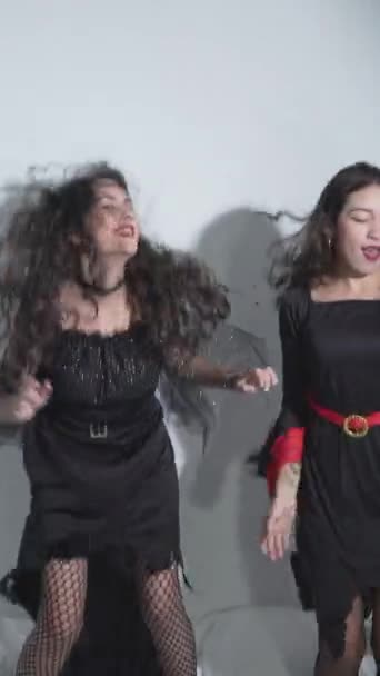 Duas Meninas Colombianas Felizes Trajes Halloween Preto Pulando Cama Apartamento — Vídeo de Stock