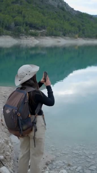 Ragazza Con Cappello Schiena Visto Dietro Film Lago Con Telefono — Video Stock