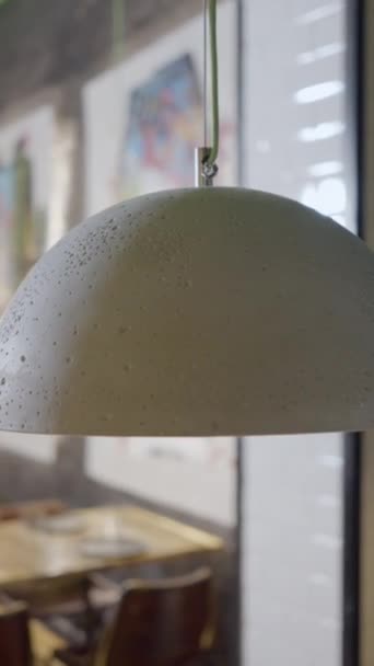 Fechar Pan Lâmpada Branca Redonda Pendurada Sobre Mesa Restaurante Vazio — Vídeo de Stock