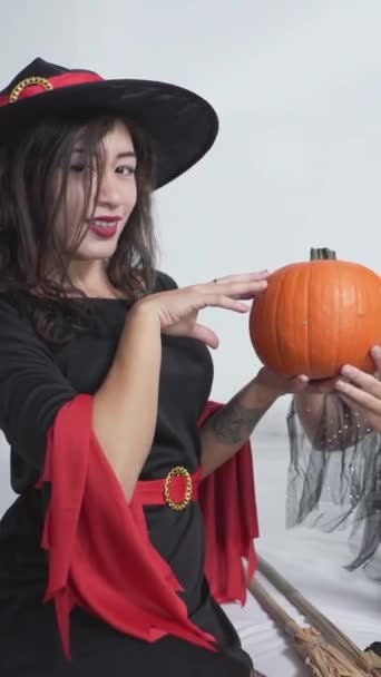 Cadılar Bayramı Partisinde Cadı Kostümü Giyen Dans Eden Eğlenen Kızlar — Stok video