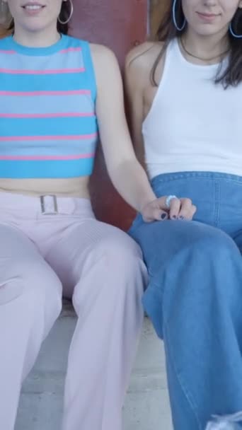 Três Meninas Roupas Coloridas Sentar Mostrar Patins Para Câmera Fullhd — Vídeo de Stock