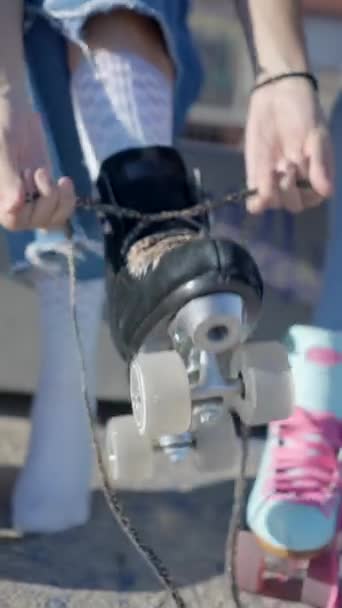 女童在溜冰鞋上绑鞋带的近视 无面部 Fullhd垂直录像 — 图库视频影像
