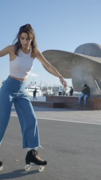 항구와 서커스에 스케이트에 주위를 소녀의 슬로모 Fullhd 비디오 — 비디오