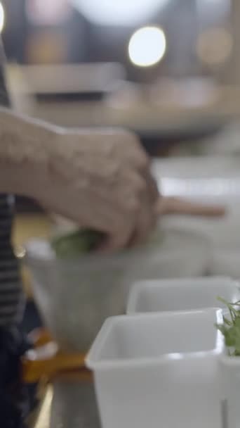 シェフは プラスチック容器の野菜やハーブをソート クローズサイドビュー Fullhd垂直ビデオ — ストック動画
