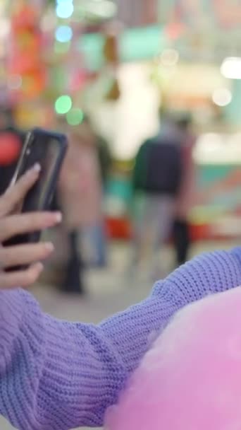 Dos Graciosas Adolescentes Hacen Caras Mientras Toman Selfies Con Hilo — Vídeos de Stock