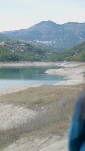 Junge Frau Trekkingausrüstung Entgeht Kamera See Spanien Vertikales Video — Stockvideo