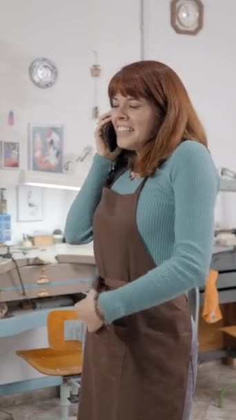 Klenotnice Volné Noze Mluví Svém Mobilním Telefonu Její Dílně Středně — Stock video