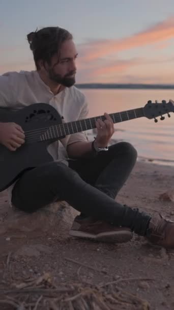 Homem Caucasiano Espanhol Tocando Guitarra Praia Junto Lago Pôr Sol — Vídeo de Stock