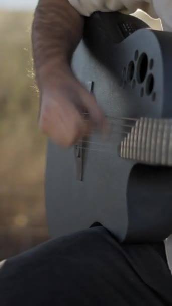 Nahaufnahme Der Hände Von Mans Die Bei Sonnenuntergang Freien Gitarre — Stockvideo