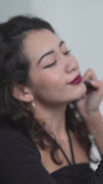 Δύο Ελκυστικές Γυναίκες Κολομβιανές Φίλες Κάνουν Retouch Εφαρμόζοντας Blush Πινέλο — Αρχείο Βίντεο