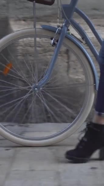 Κορίτσι Μαύρα Τακούνια Σπρώχνει Ποδήλατό Της Στο Πεζοδρόμιο Κατακόρυφη Βολή — Αρχείο Βίντεο