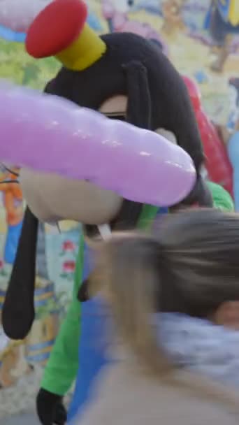 Homens Pateta Mickey Mouse Fantasias Entreter Crianças Com Balões Tren — Vídeo de Stock